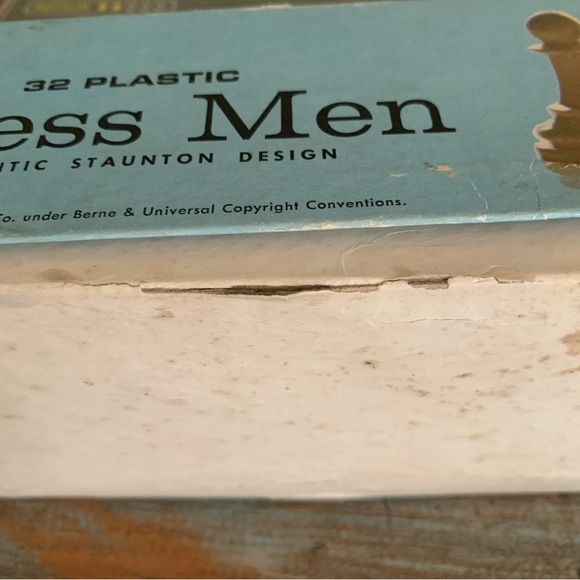 Milton Bradley MB 32 Plastic Chess Men 4807 Authentic Staunton Design 1969 - Picture 6 of 6
